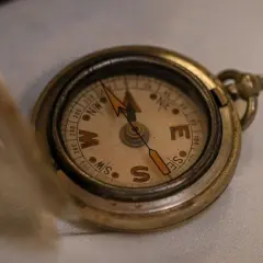 Dlaczego kompas wskazuje północ? Odkryj tajemnice magnetyzmu Ziemi