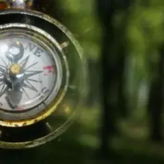 Jak zrobić kompas bez wody – prosty sposób na survivalowe wyzwanie