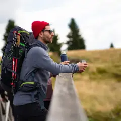 Jak przymocować kije trekkingowe do plecaka, by nie zgubić ich w trasie