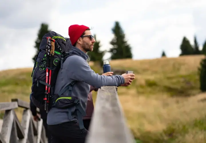 Jak przymocować kije trekkingowe do plecaka, by nie zgubić ich w trasie