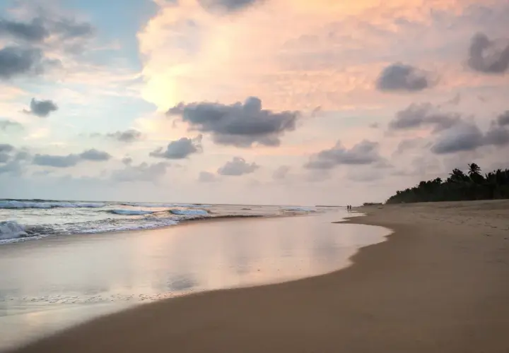 Czy można spać w namiocie na plaży? Sprawdź, co grozi za biwakowanie