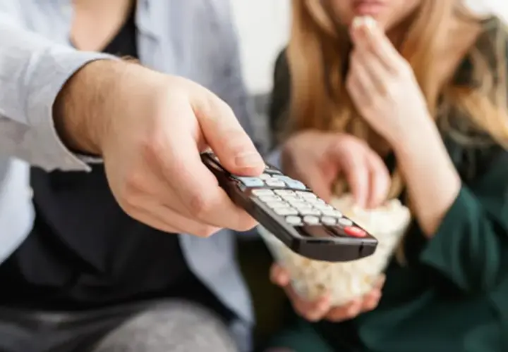 Jaki telewizor do kempingu? Wybierz idealny model do kampera