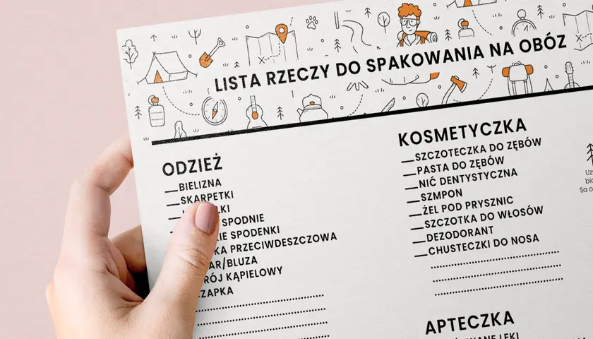 Dłoń trzyma listę rzeczy do spakowania na obóz z rysunkami namiotu, mapy i plecaka.