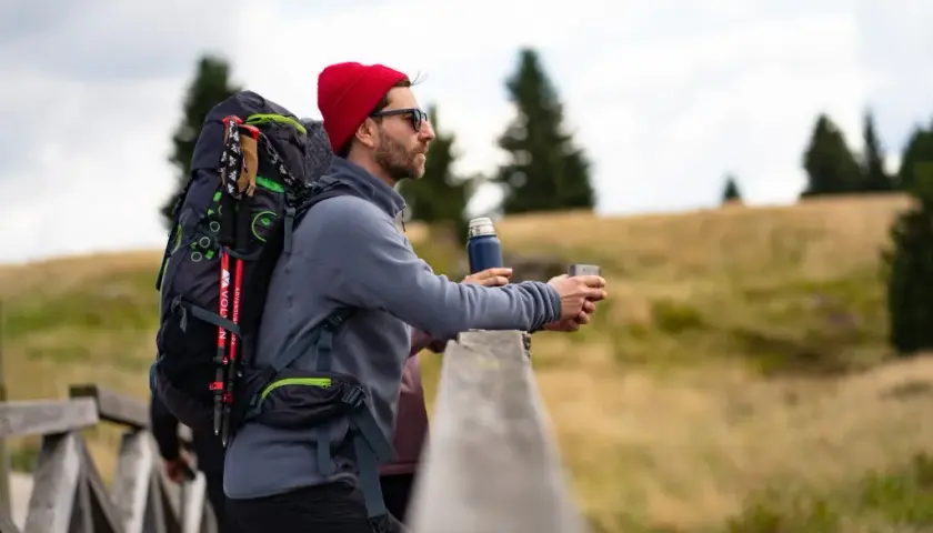 Jak przymocować kije trekkingowe do plecaka, by nie zgubić ich w trasie