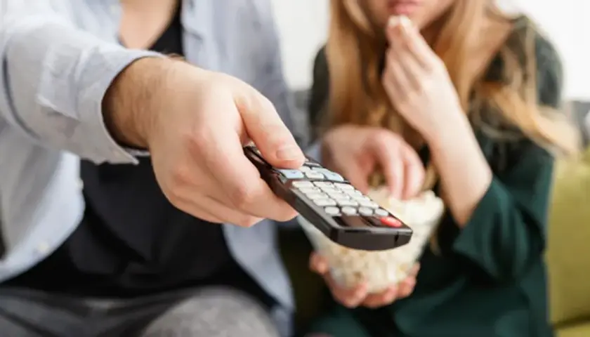 Jaki telewizor do kempingu? Wybierz idealny model do kampera