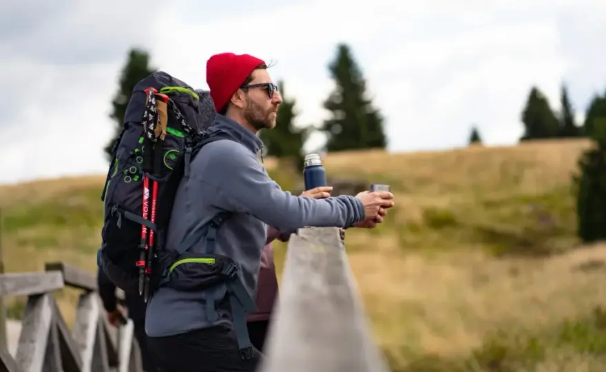 Jak przymocować kije trekkingowe do plecaka, by nie zgubić ich w trasie