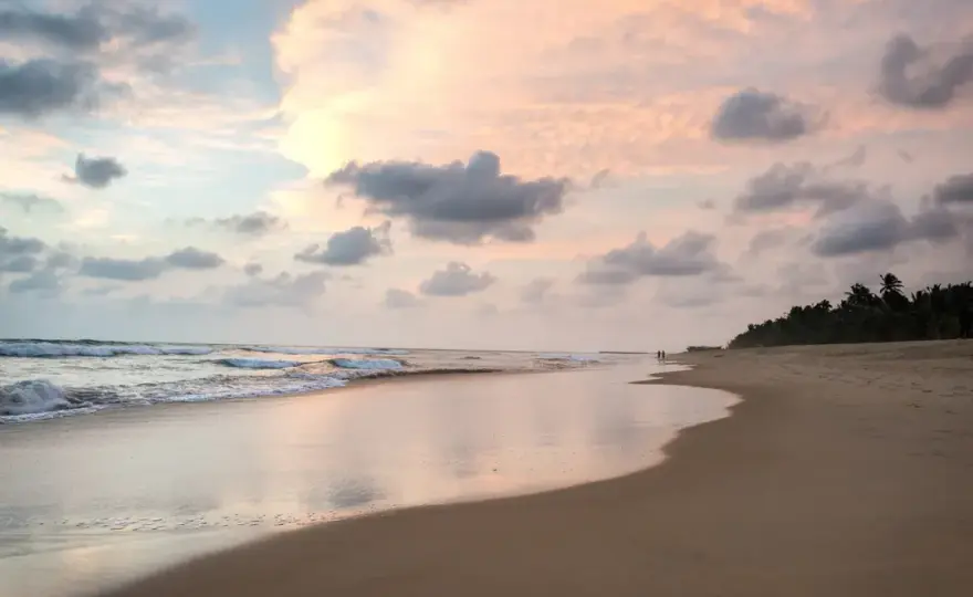 Czy można spać w namiocie na plaży? Sprawdź, co grozi za biwakowanie