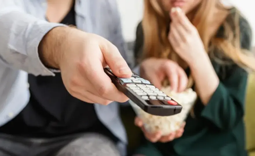 Jaki telewizor do kempingu? Wybierz idealny model do kampera