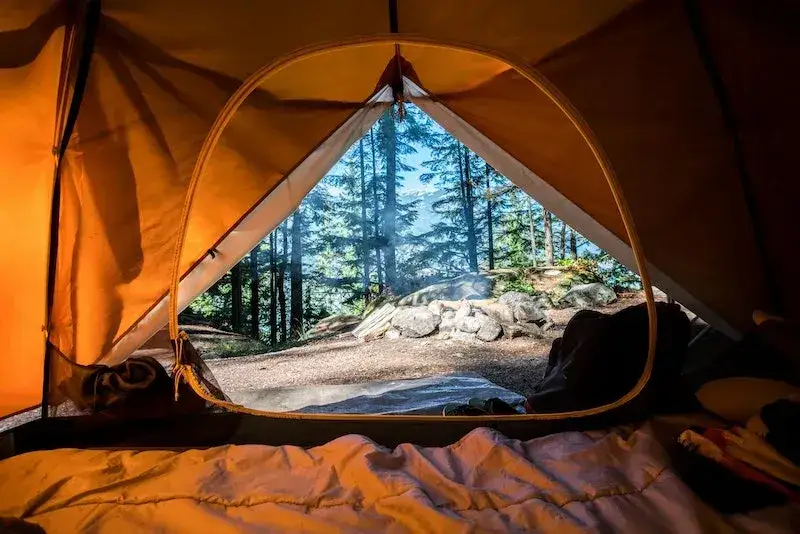 Zdjęcie Gdzie jechać pod namiot? Odkryj najlepsze miejsca na camping w Polsce