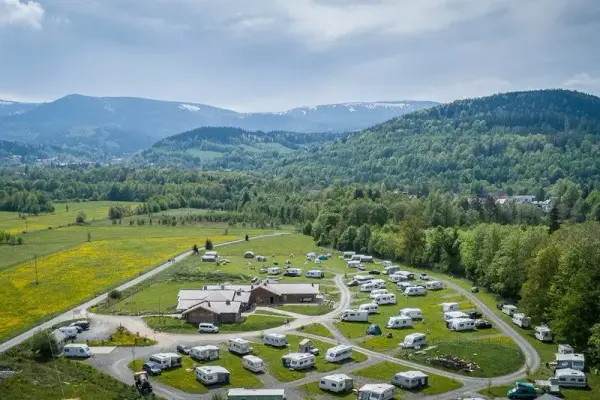 Gdzie jechać pod namiot? Odkryj najlepsze miejsca na camping w Polsce